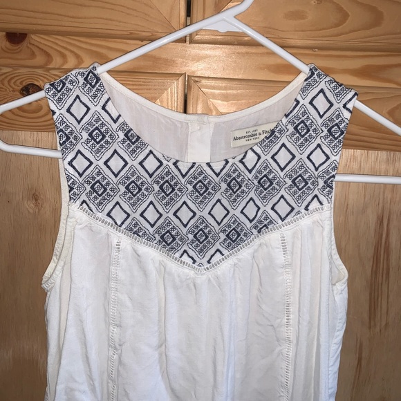 Abercrombie & Fitch white embroidered button down back shirt size S - Picture 2 of 4